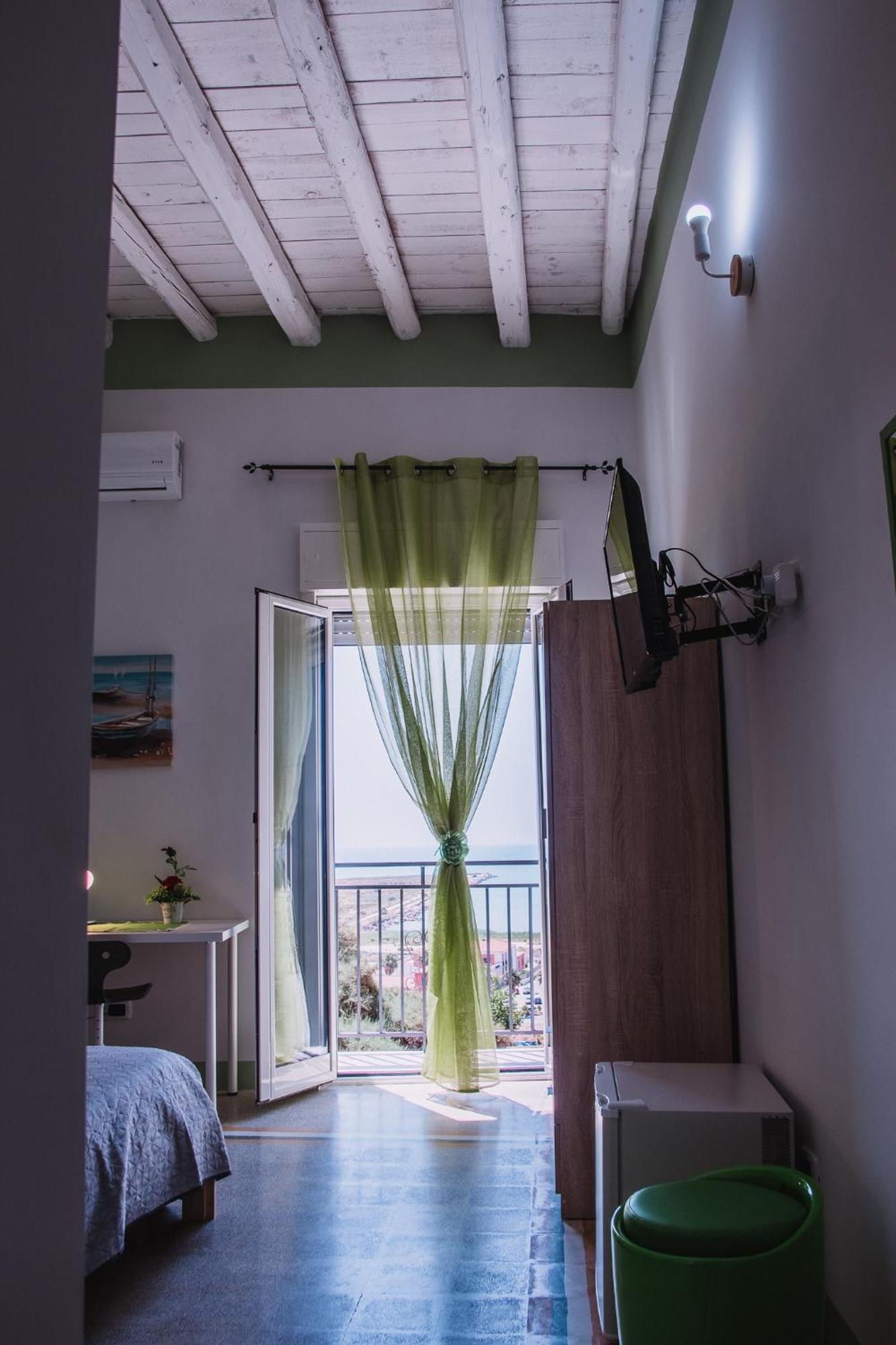 恩佩多克莱港Magico Sole住宿加早餐旅馆 外观 照片